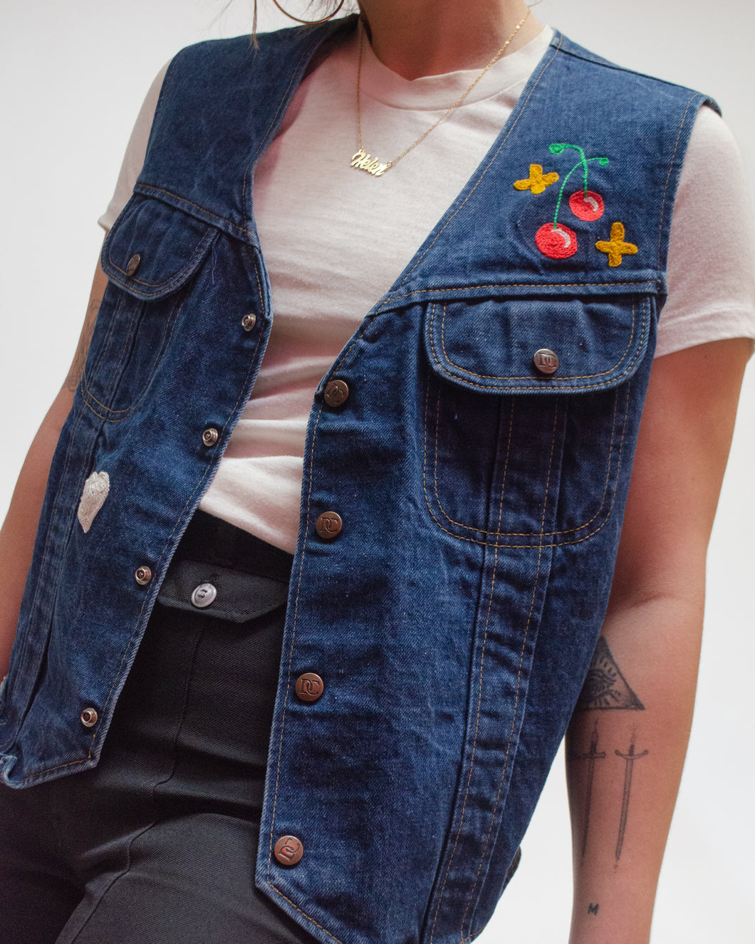 Denim workwear vest with sweet embroidery